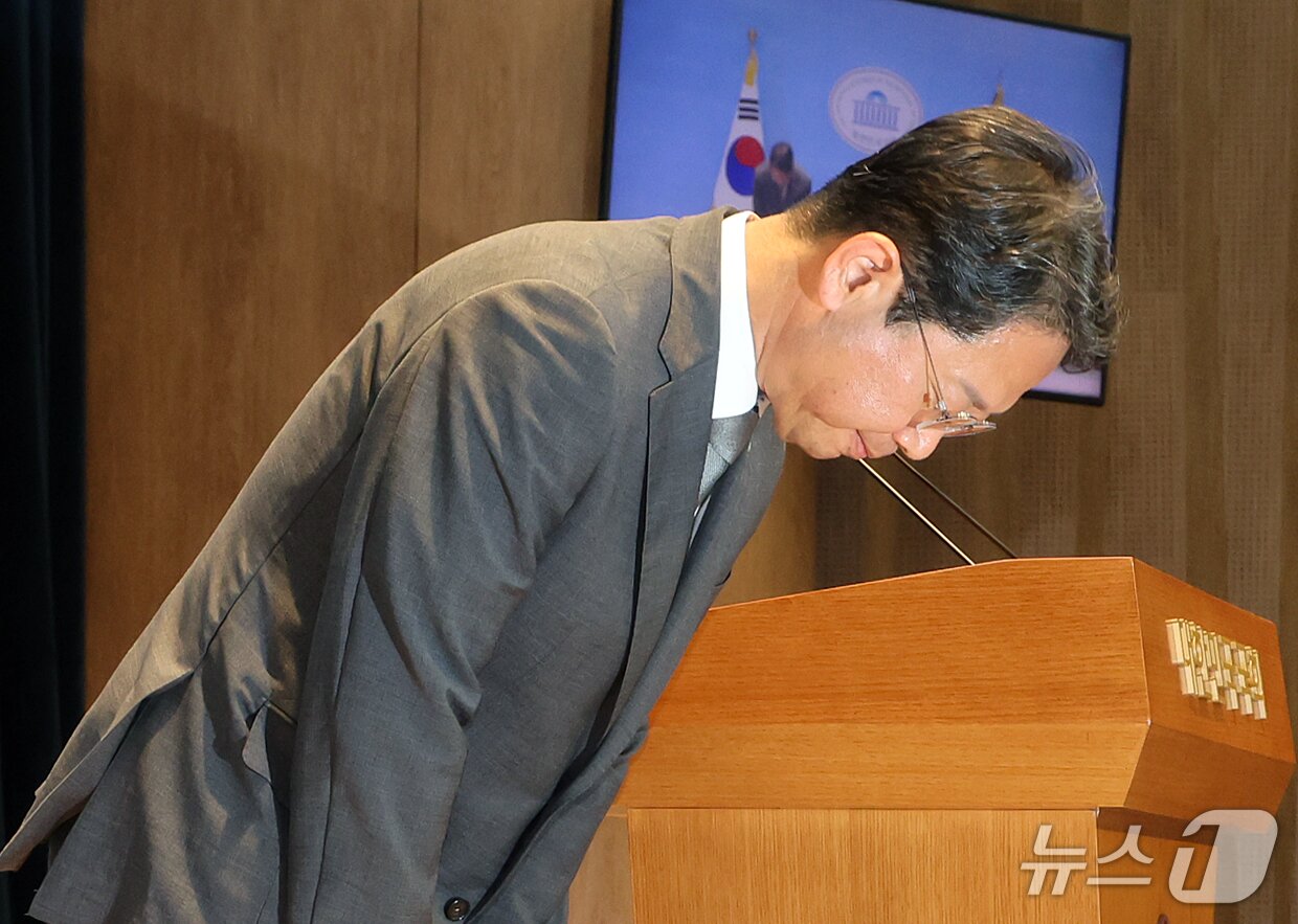 본문 이미지 - 김승원 법무부 장관 후보자가 19일 서울 영등포구 여의도 국회 소통관에서 후보자직 사퇴 기자회견을 마친 뒤 고개 숙여 인사하고 있다. 2026.9.19 ⓒ 뉴스1 김진환 기자
