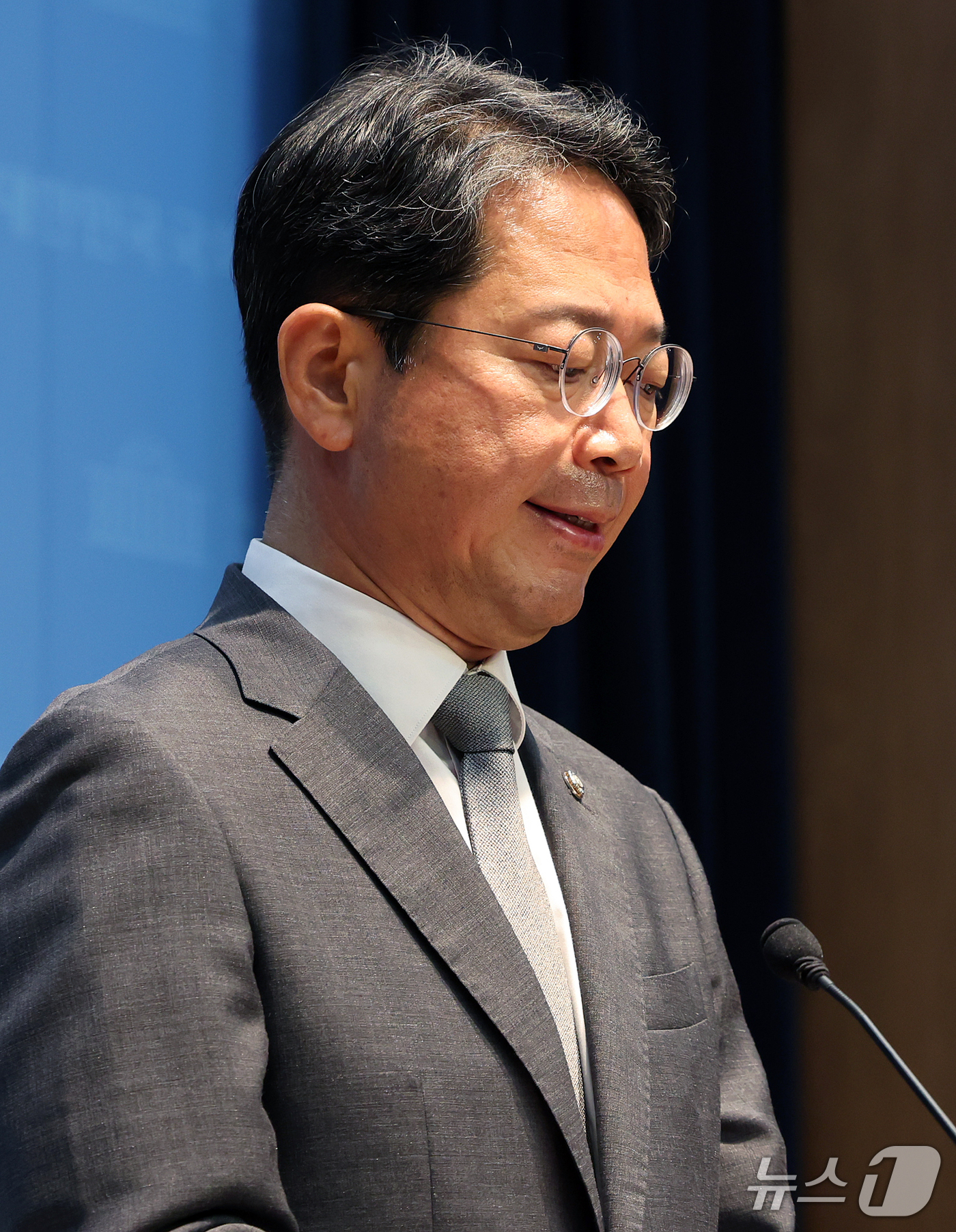 (서울=뉴스1) 김진환 기자 = 김승원 법무부 장관 후보자가 19일 서울 영등포구 여의도 국회 소통관에서 후보자직 사퇴 기자회견을 하고 있다. 2026.9.19/뉴스1