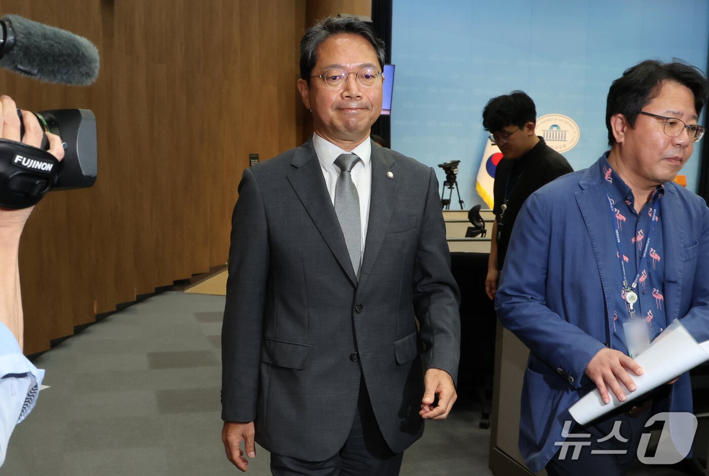 본문 이미지 - 김승원 법무부 장관 후보자가 19일 서울 영등포구 여의도 국회 소통관에서 후보자직 사퇴 기자회견을 마친 뒤 기자회견장을 나서고 있다. 2026.9.19 ⓒ 뉴스1 김진환 기자