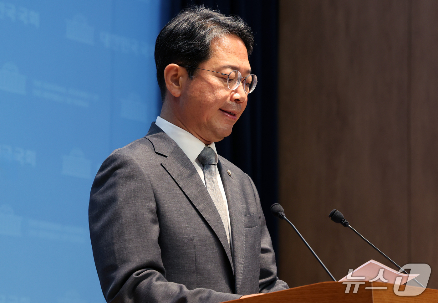 (서울=뉴스1) 김진환 기자 = 김승원 법무부 장관 후보자가 19일 서울 영등포구 여의도 국회 소통관에서 후보자직 사퇴 기자회견을 하고 있다. 2026.9.19/뉴스1