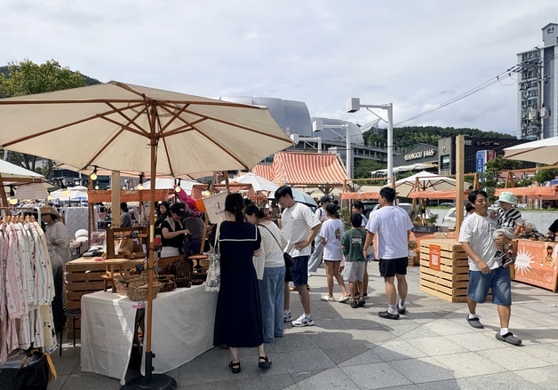 수해 피해 딛고 활기 되찾는 거제…장승포항 '오션빌리지' 북적