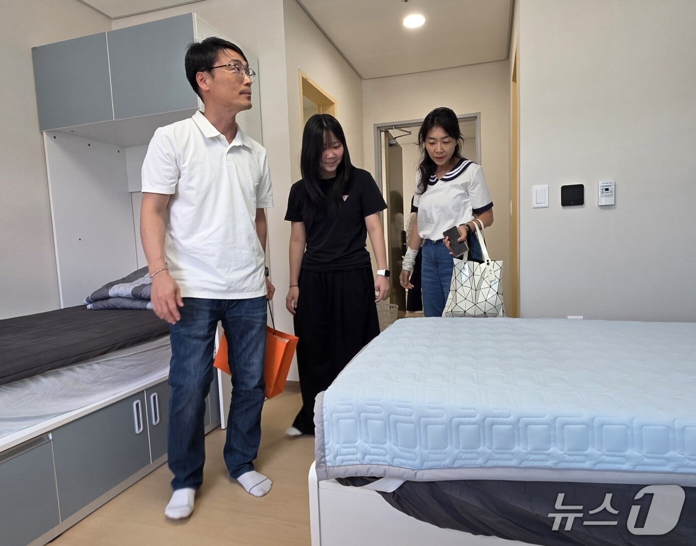 본문 이미지 - 19일 충남반도체마이스터고등학교에서 학교설명회에서 참석자들이 기숙사 시설을 살펴보고 있다. 2026.9.19. ⓒ 뉴스1 이시우 기자