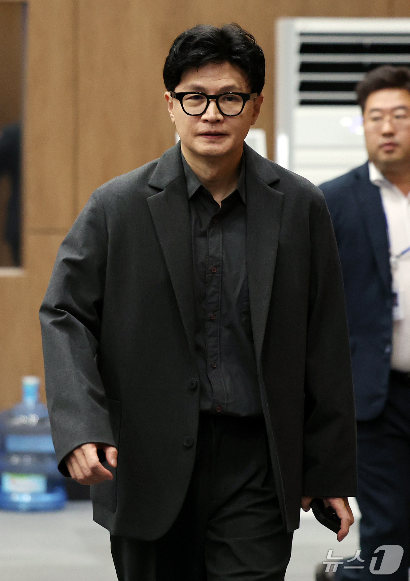 (서울=뉴스1) 김진환 기자 = 한동훈 무소속 의원이 19일 서울 영등포구 여의도 국회 소통관에서 기자회견을 위해 입장하고 있다. 2026.9.19/뉴스1