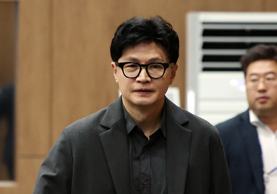기자회견장 들어서는 한동훈 의원