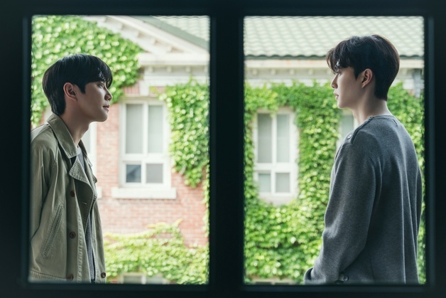 '포핸즈' 9년 만에 재회한 송강·이준영, 냉랭한 기류 [N컷]