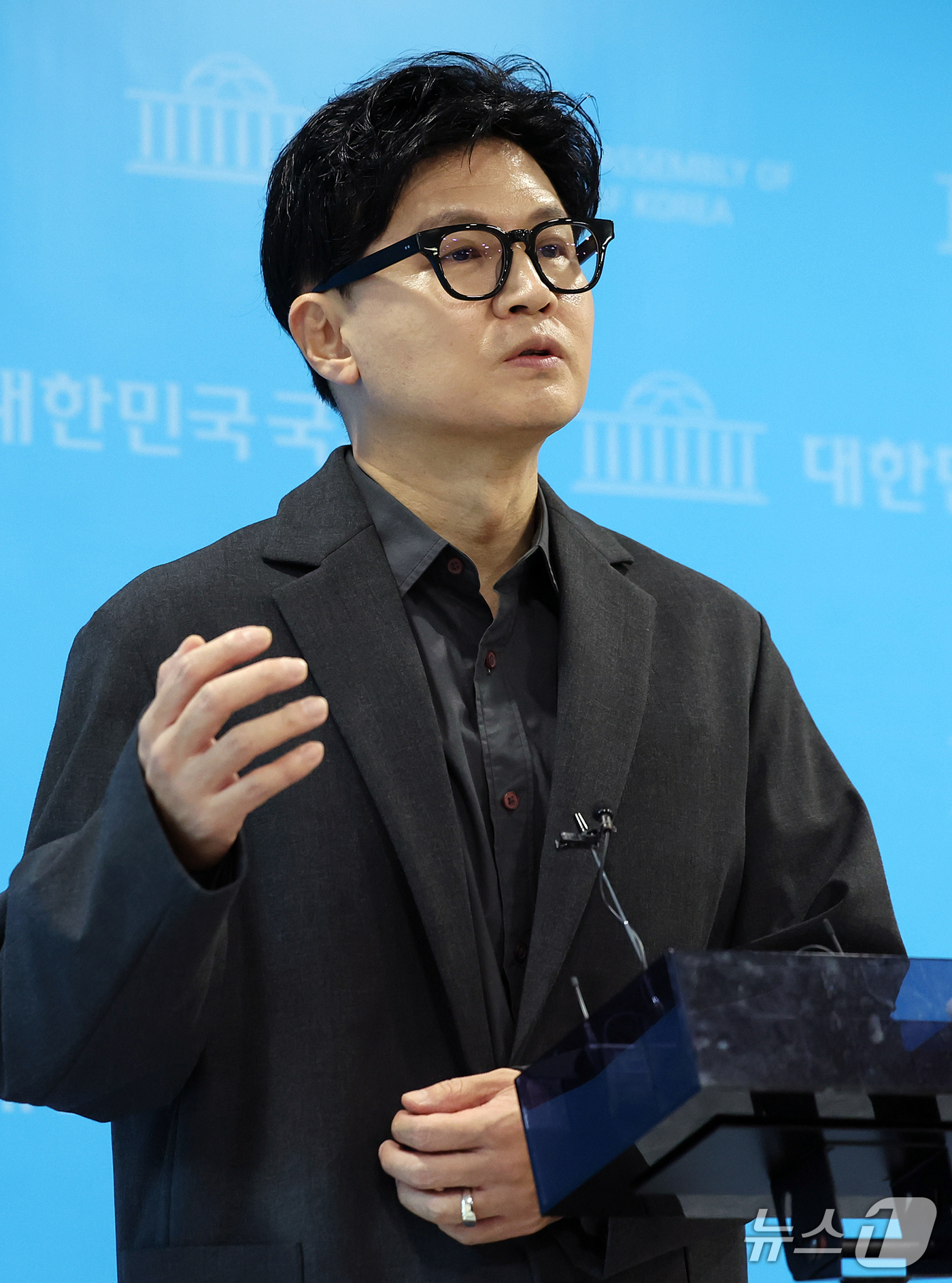 (서울=뉴스1) 김진환 기자 = 한동훈 무소속 의원이 19일 서울 영등포구 여의도 국회 소통관에서 기자회견을 마친 뒤 취재진 질문에 답변하고 있다. 2026.9.19/뉴스1