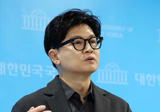 취재진 질문에 답변하는 한동훈 의원