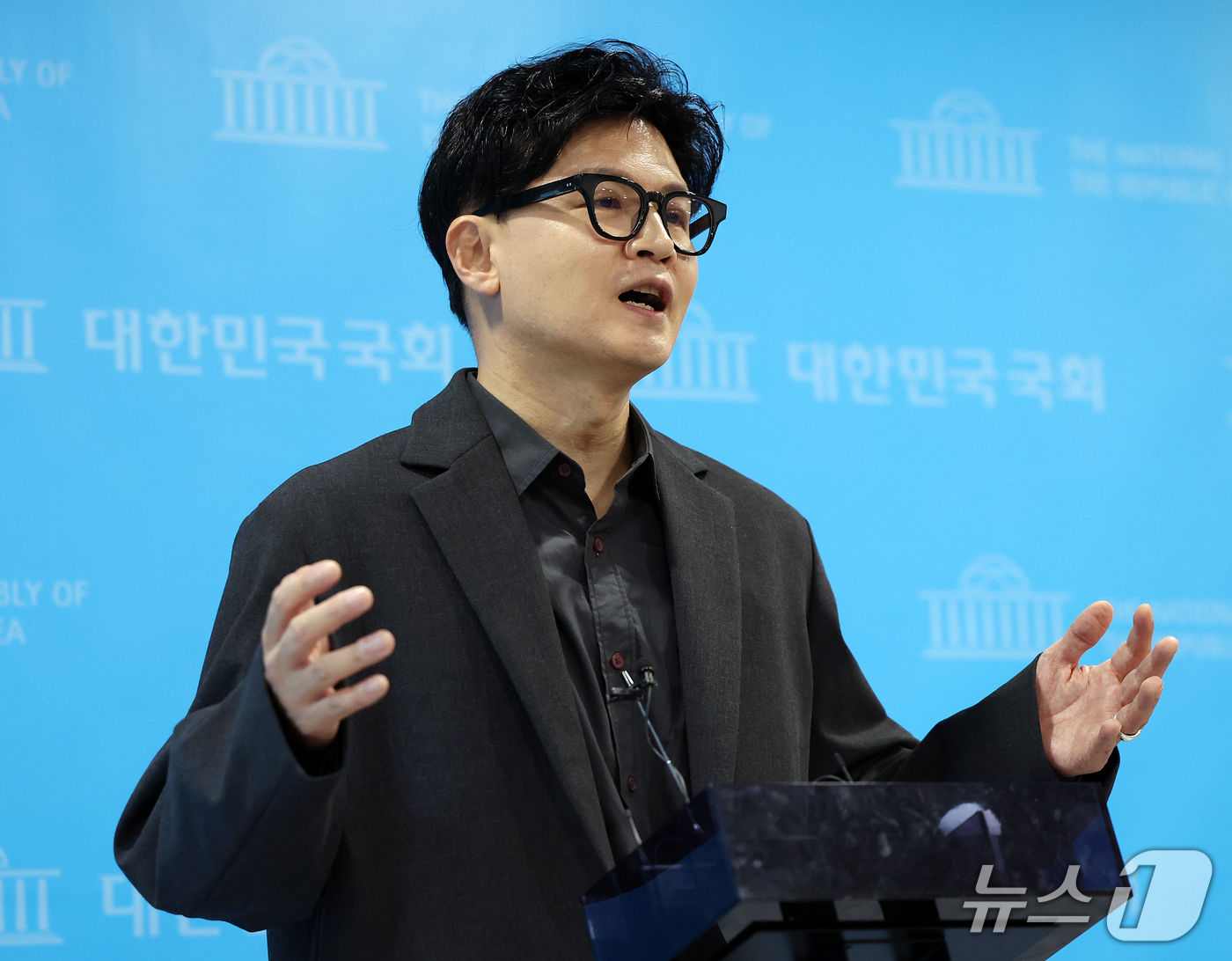 (서울=뉴스1) 김진환 기자 = 한동훈 무소속 의원이 19일 서울 영등포구 여의도 국회 소통관에서 기자회견을 마친 뒤 취재진 질문에 답변하고 있다. 2026.9.19/뉴스1