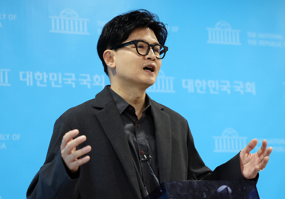 한동훈 무소속 의원, 취재진 질문에 답변