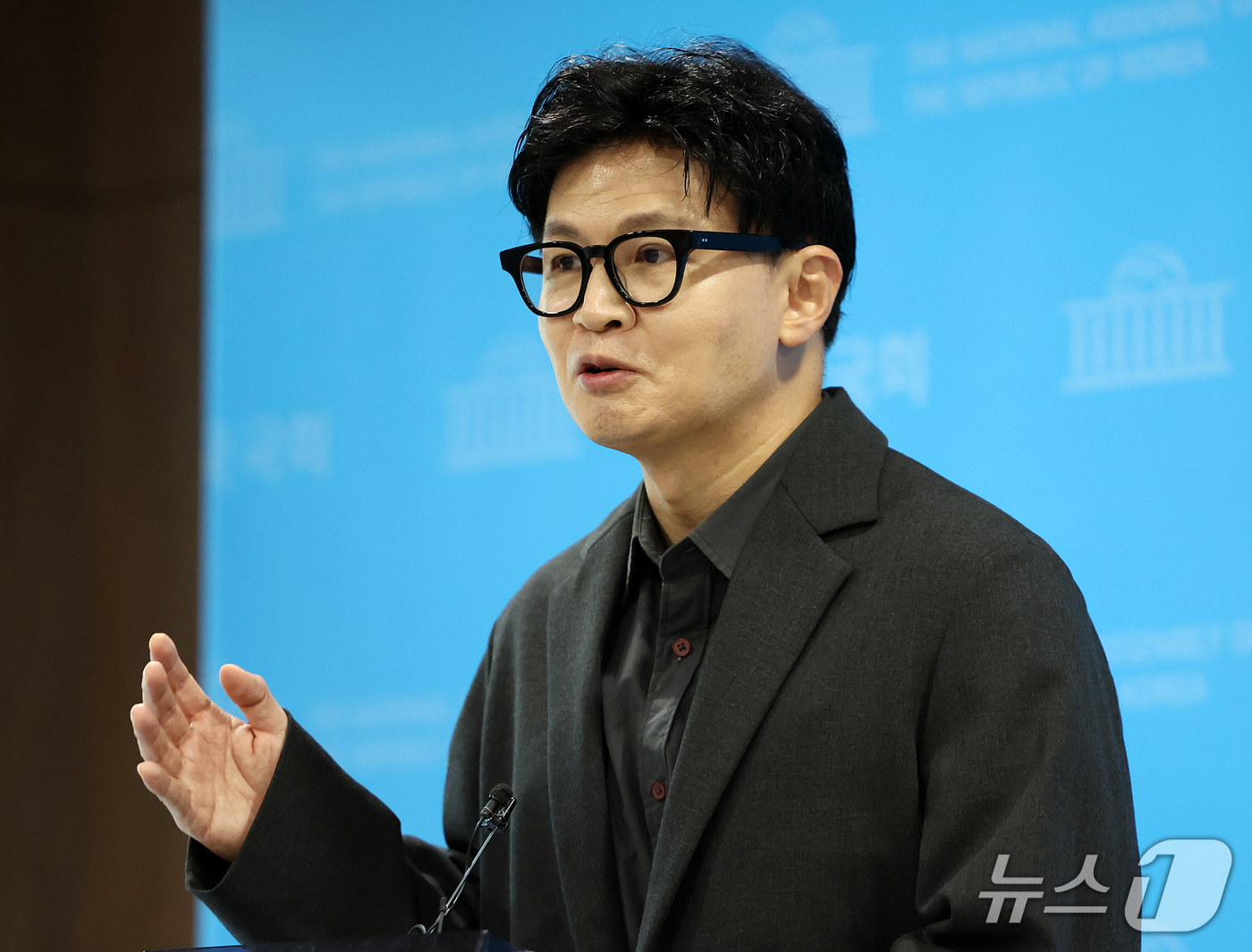 (서울=뉴스1) 김진환 기자 = 한동훈 무소속 의원이 19일 서울 영등포구 여의도 국회 소통관에서 기자회견을 마친 뒤 취재진 질문에 답변하고 있다. 2026.9.19/뉴스1
