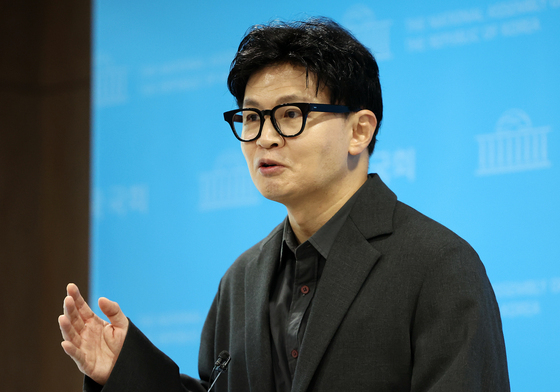 한동훈 무소속 의원, 취재진 질문에 답변