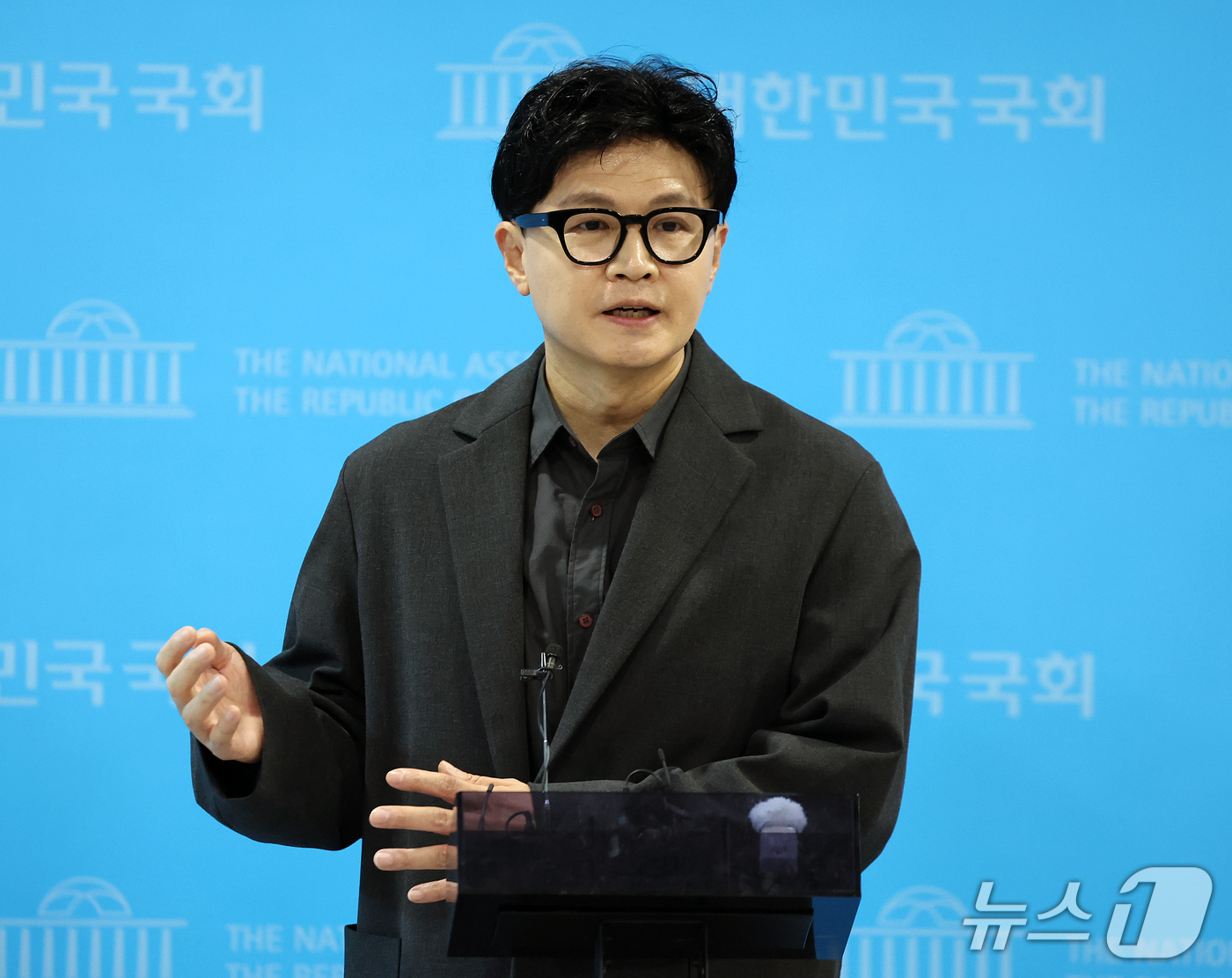(서울=뉴스1) 김진환 기자 = 한동훈 무소속 의원이 19일 서울 영등포구 여의도 국회 소통관에서 기자회견을 마친 뒤 취재진 질문에 답변하고 있다. 2026.9.19/뉴스1