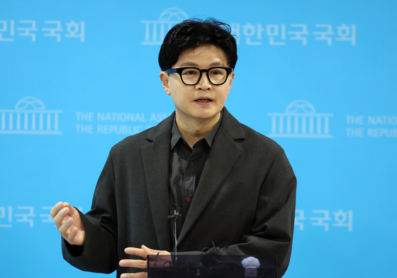 취재진 질문에 답변하는 한동훈 의원