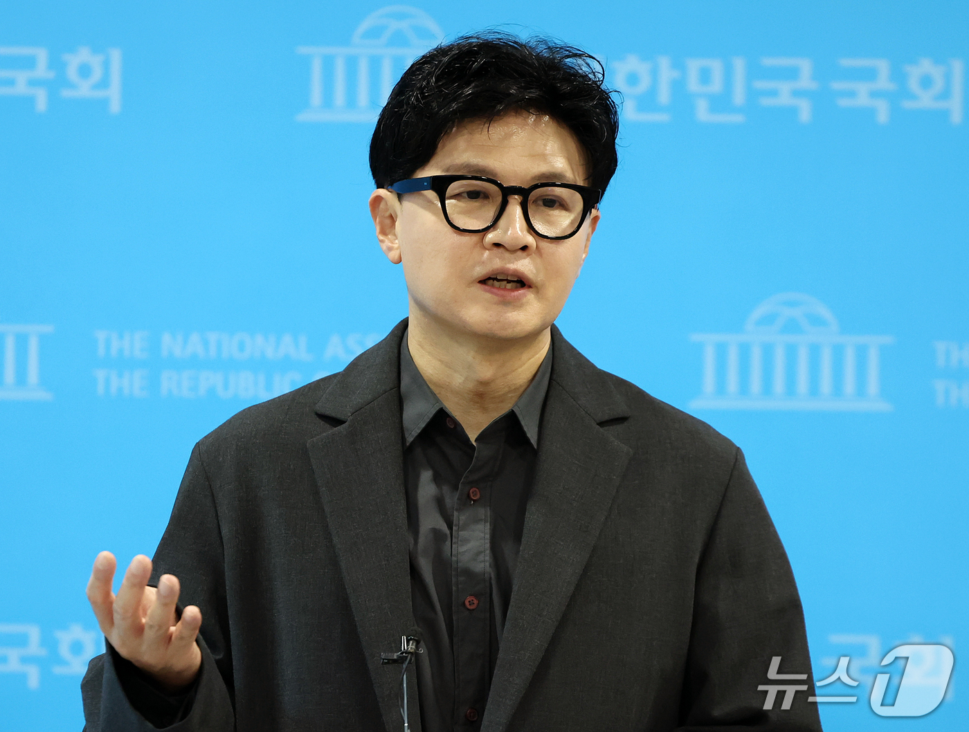 (서울=뉴스1) 김진환 기자 = 한동훈 무소속 의원이 19일 서울 영등포구 여의도 국회 소통관에서 기자회견을 마친 뒤 취재진 질문에 답변하고 있다. 2026.9.19/뉴스1