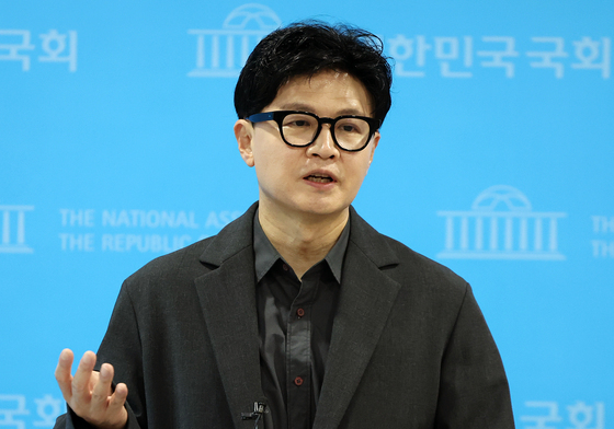 취재진 질문에 답변하는 한동훈 의원