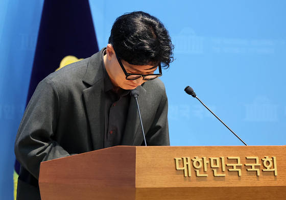 기자회견 마친 뒤 인사하는 한동훈 의원