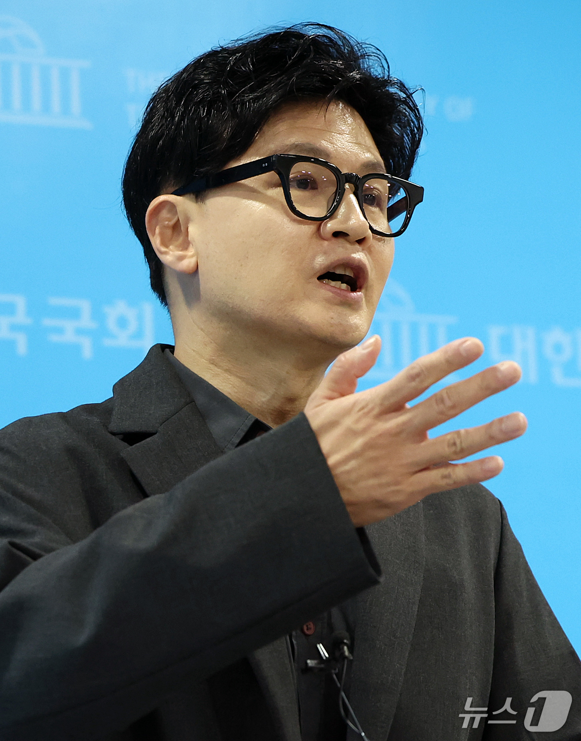 (서울=뉴스1) 김진환 기자 = 한동훈 무소속 의원이 19일 서울 영등포구 여의도 국회 소통관에서 기자회견을 마친 뒤 취재진 질문에 답변하고 있다. 2026.9.19/뉴스1