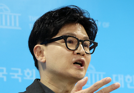 취재진 질문에 답변하는 한동훈 의원