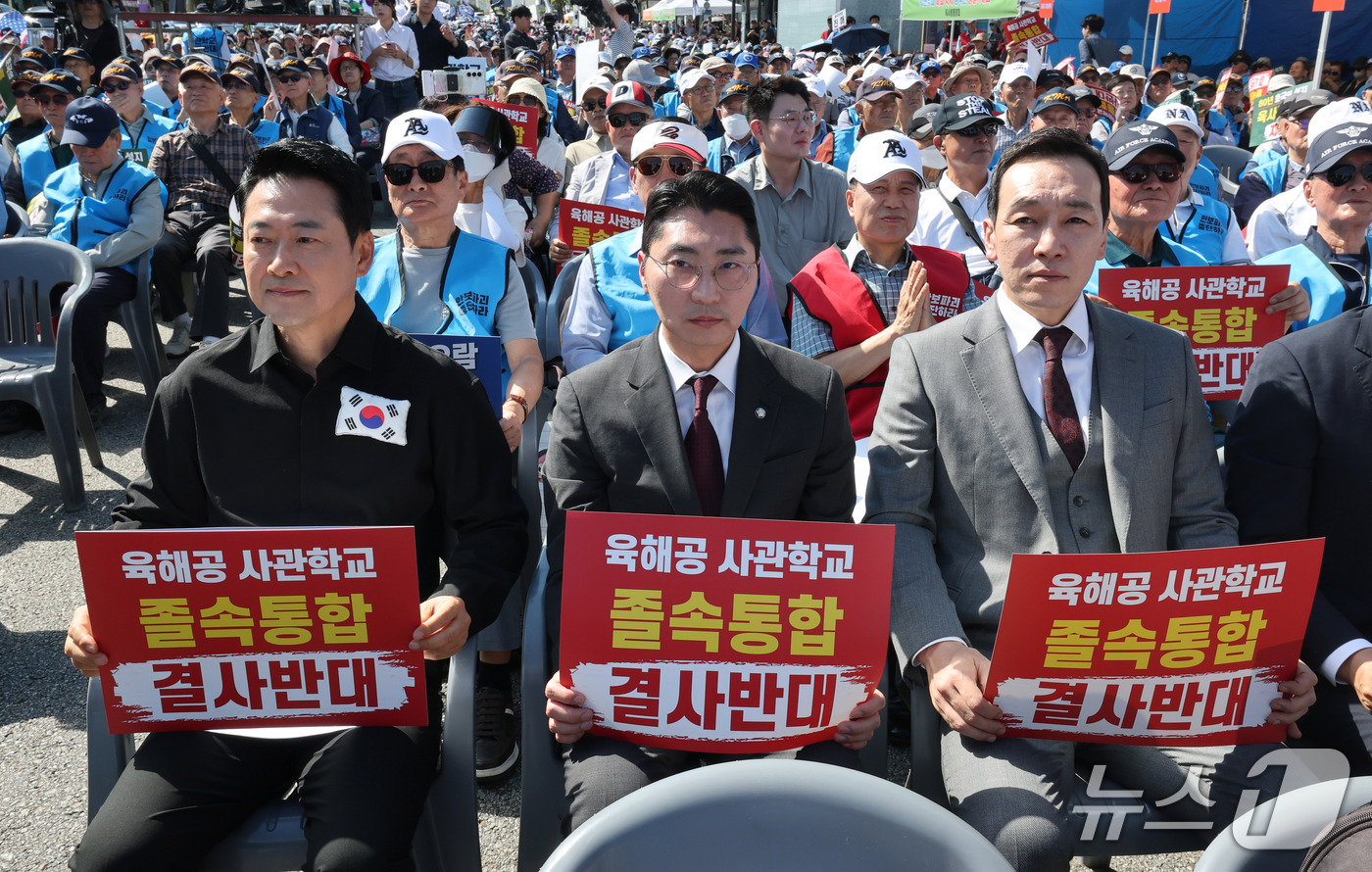 (서울=뉴스1) 박세연 기자 = 장동혁 국민의힘 대표가 19일 서울 종로구 경복궁역 1번 출구 앞에서 열린 사관학교 폐교 저지 범국민 궐기대회에 참석해 피켓을 들고 있다. 2026 …