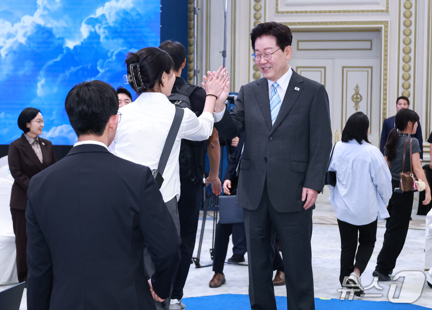 (서울=뉴스1) 이재명 기자 = 이재명 대통령이 19일 청와대 영빈관에서 열린 청년 오픈마이크에서 입장하는 청년들과 인사를 나누고 있다. (청와대통신사진기자단) 2026.9.19/ …
