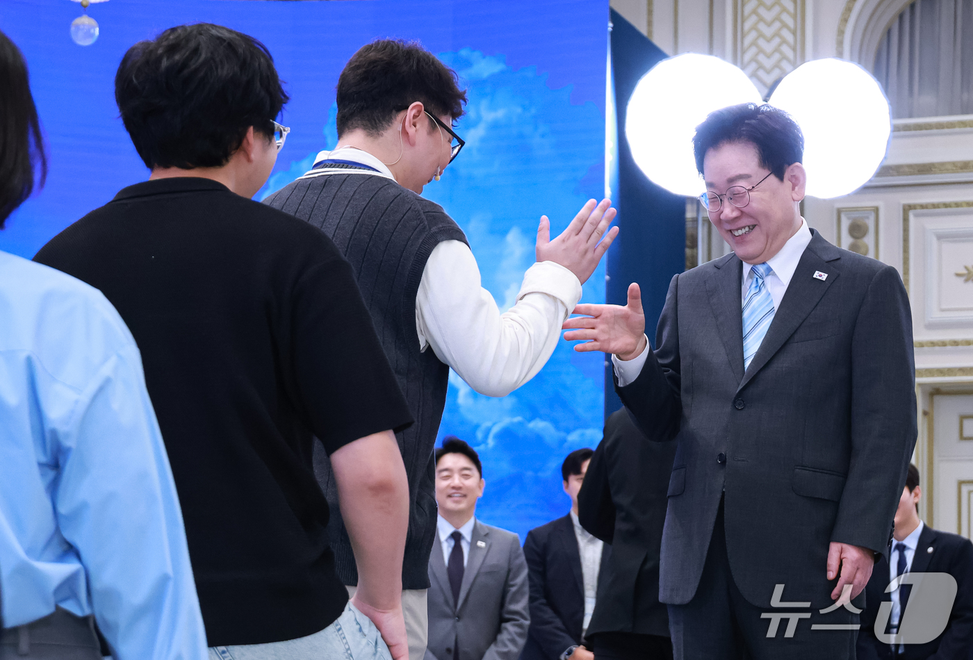 (서울=뉴스1) 이재명 기자 = 이재명 대통령이 19일 청와대 영빈관에서 열린 청년 오픈마이크에서 입장하는 청년들과 인사를 나누고 있다. (청와대통신사진기자단) 2026.9.19/ …