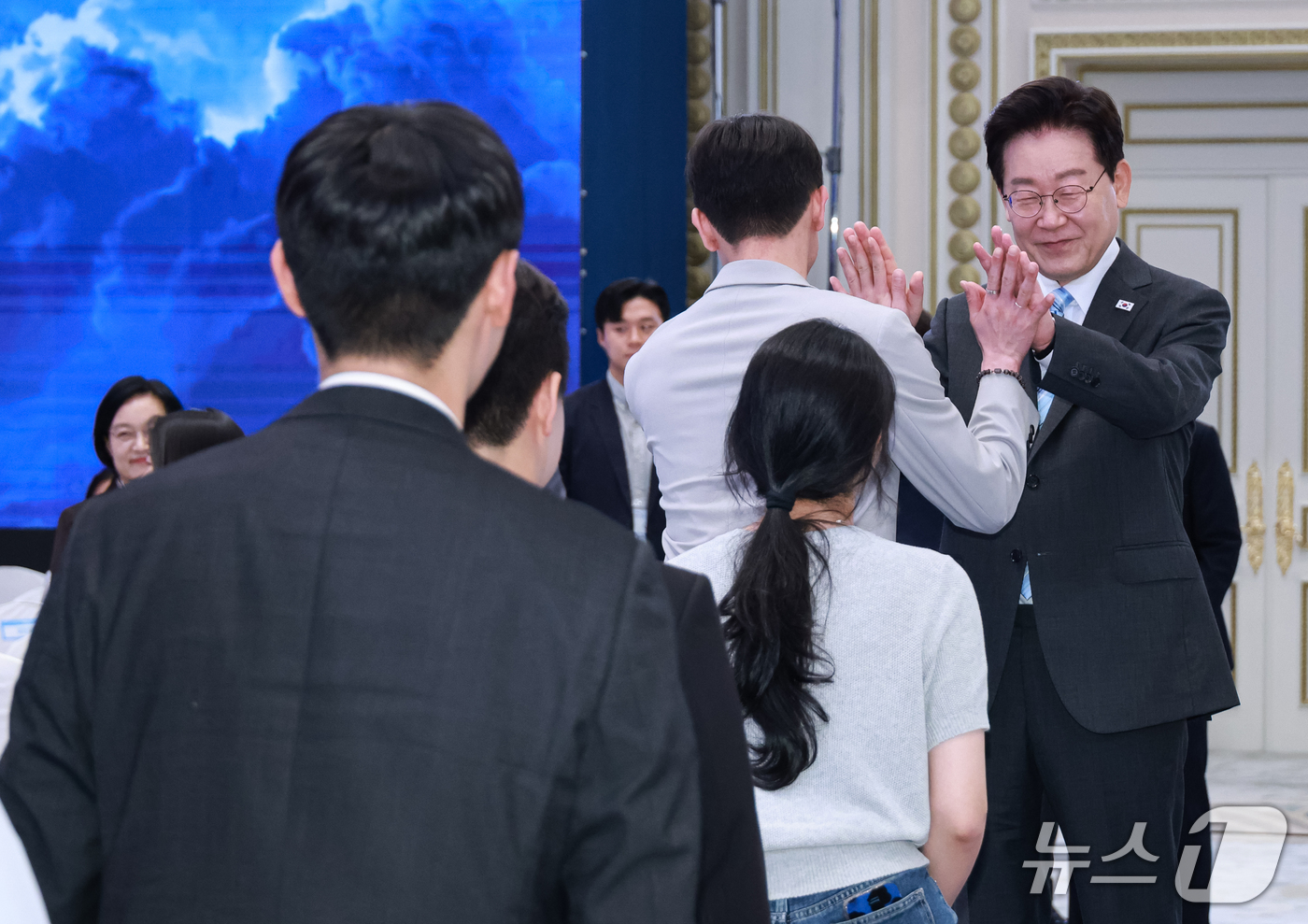 (서울=뉴스1) 이재명 기자 = 이재명 대통령이 19일 청와대 영빈관에서 열린 청년 오픈마이크에서 입장하는 청년들과 인사를 나누고 있다. (청와대통신사진기자단) 2026.9.19/ …