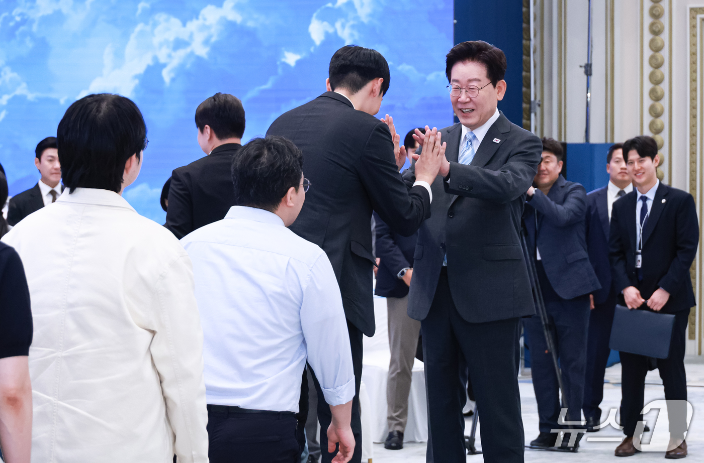 (서울=뉴스1) 이재명 기자 = 이재명 대통령이 19일 청와대 영빈관에서 열린 청년 오픈마이크에서 입장하는 청년들과 인사를 나누고 있다. (청와대통신사진기자단) 2026.9.19/ …