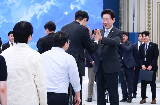 청년들과 인사 나누는 이재명 대통령