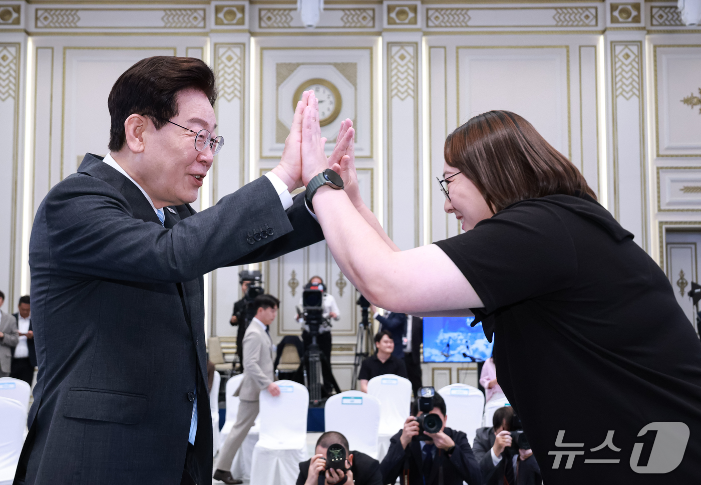 (서울=뉴스1) 이재명 기자 = 이재명 대통령이 19일 청와대 영빈관에서 열린 청년 오픈마이크에서 입장하는 청년들과 인사를 나누고 있다. (청와대통신사진기자단) 2026.9.19/ …