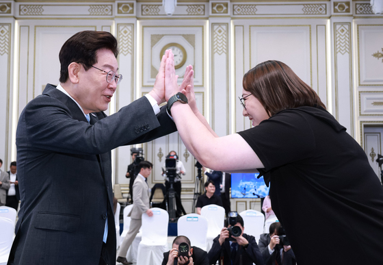 이재명 대통령 '청년들과 인사'