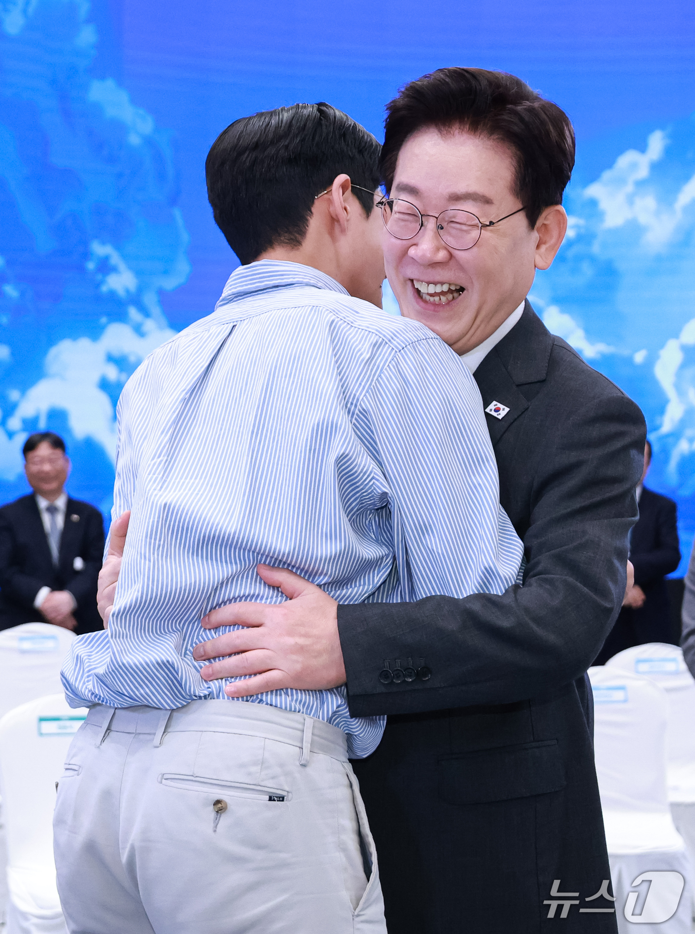 (서울=뉴스1) 이재명 기자 = 이재명 대통령이 19일 청와대 영빈관에서 열린 청년 오픈마이크에서 입장하는 청년들과 인사를 나누고 있다. (청와대통신사진기자단) 2026.9.19/ …