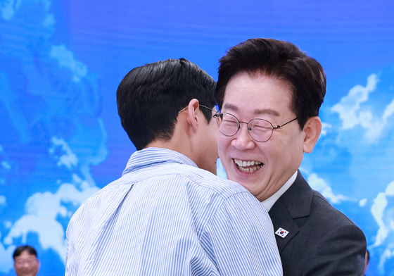 이재명 대통령 '청년들과 인사'