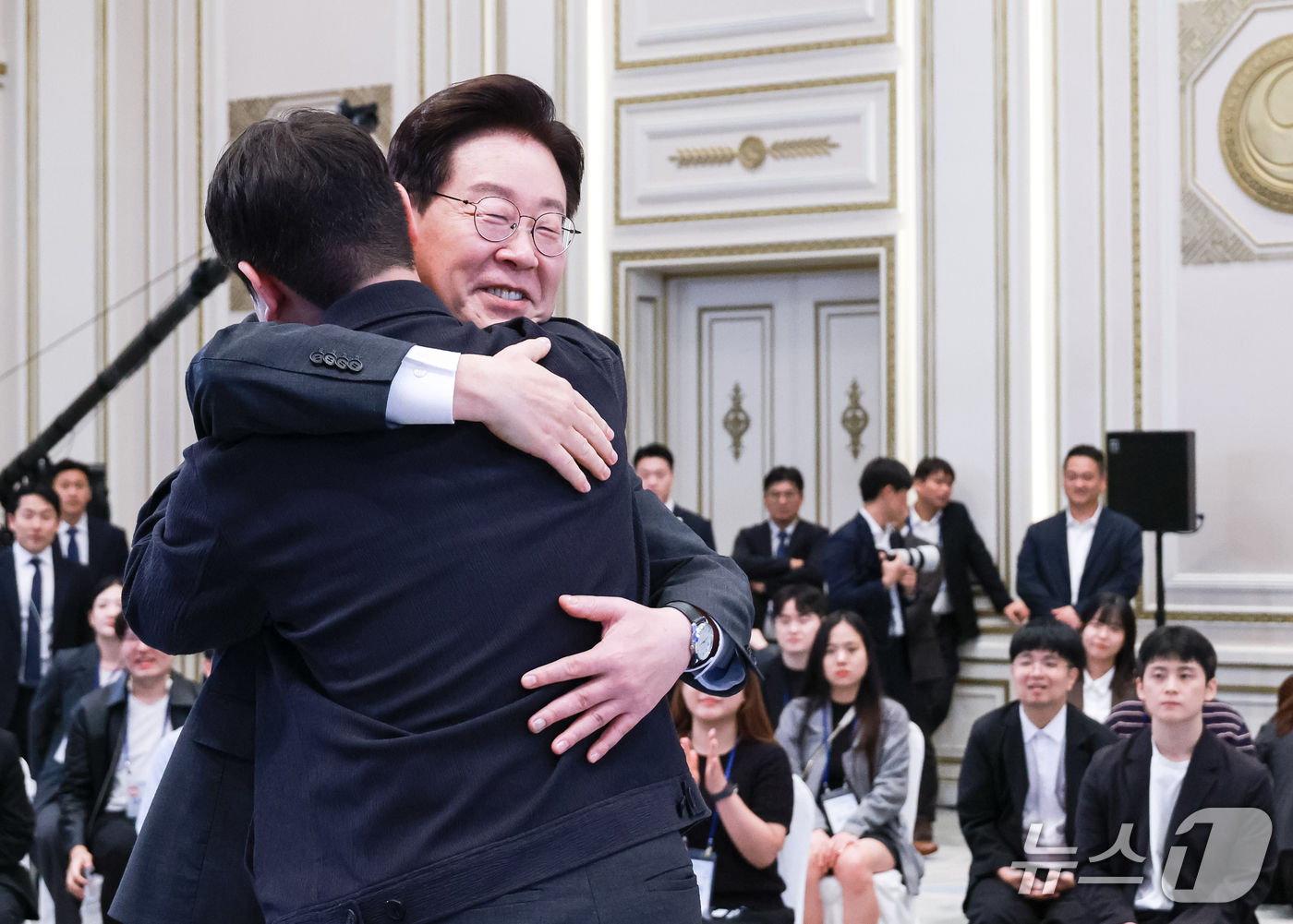 (서울=뉴스1) 이재명 기자 = 이재명 대통령이 19일 청와대 영빈관에서 열린 청년 오픈마이크에서 입장하는 청년들과 인사를 나누고 있다. (청와대통신사진기자단) 2026.9.19/ …