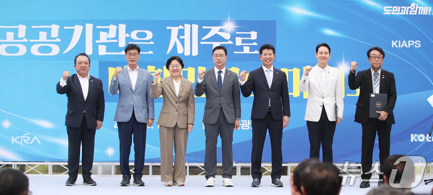 본문 이미지 - 이정엽 국민의힘 제주도당 위원장(왼쪽부터), 문대림 더불어민주당 제주도당 위원장, 고의숙 제주도교육감, 위성곤 제주도지사, 송영훈 제주도의회 의장, 김한규 국회의원, 김상균 조국혁신당 제주도당 위원장이 19일 오후 제주시 탐라문화광장에서 열린 '2차 공공기관 제주 이전 촉구 범도민운동본부 홍보 캠페인' 행사에서 기념촬영을 하고 있다. 2026.9.19 ⓒ 뉴스1 오미란 기자