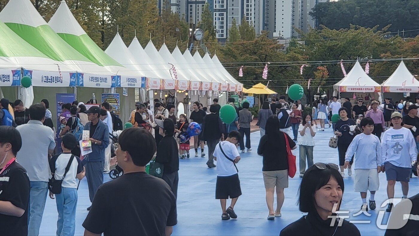 본문 이미지 - '2026 원주 댄싱카니발'이 18~20일 강원 원주시 명륜동 댄싱공연장 일대에서 열리고 있는 가운데, 19일 낮 행사장에서 다양한 체험 부스가 운영되고 있다. 2026.9.19/뉴스1 신관호 기자