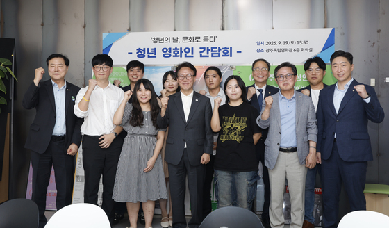 청년 영화인과 기념촬영하는 김민석
