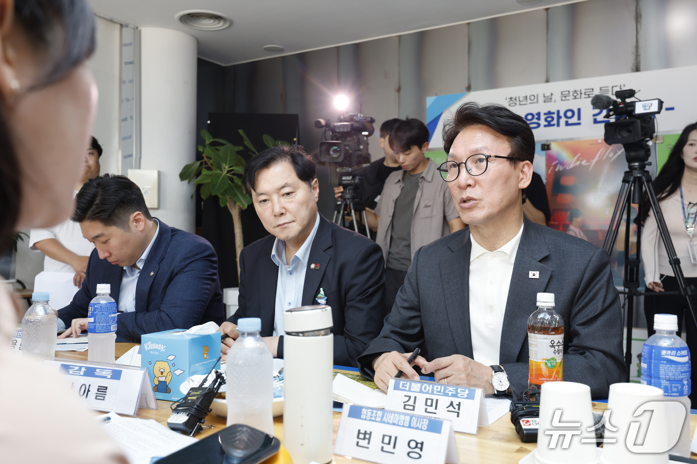 (광주=뉴스1) 김태성 기자 = 김민석 더불어민주당 대표가 19일 광주영상복합문화관을 찾아 '지난 여름' 독립영화를 관람 후 청년 영화인들과 간담회를 하고 있다. 2026.9.19 …