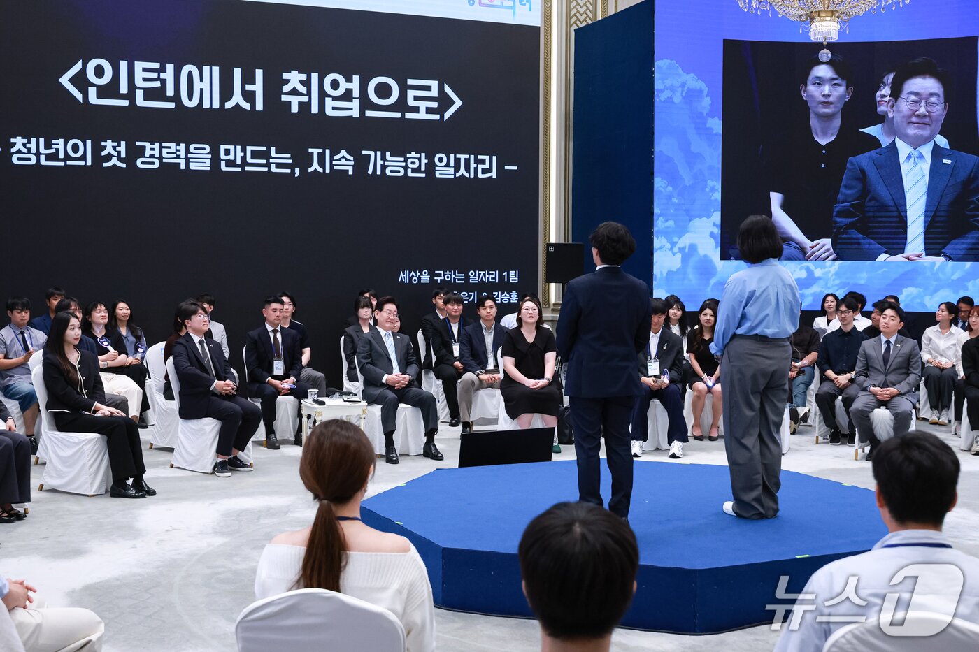 본문 이미지 - 이재명 대통령이 19일 청와대 영빈관에서 열린 청년 오픈마이크에서 발언을 듣고 있다. (청와대통신사진기자단) 2026.9.19 ⓒ 뉴스1 이재명 기자