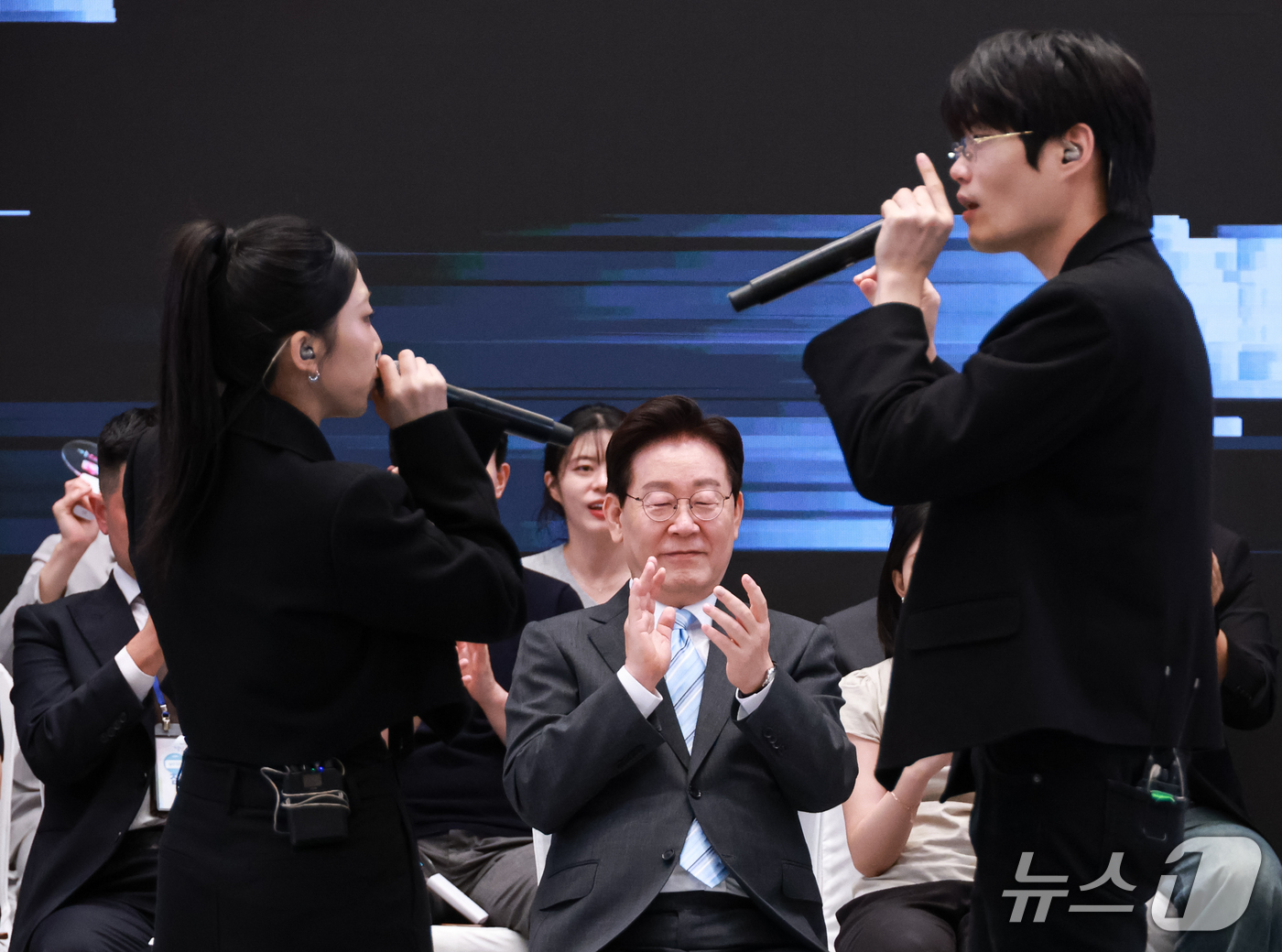 (서울=뉴스1) 이재명 기자 = 이재명 대통령이 19일 청와대 영빈관에서 열린 청년 오픈마이크에서 비트박스 그룹 비트펠라 하우스의 공연을 바라보고 있다. (청와대통신사진기자단) 2 …