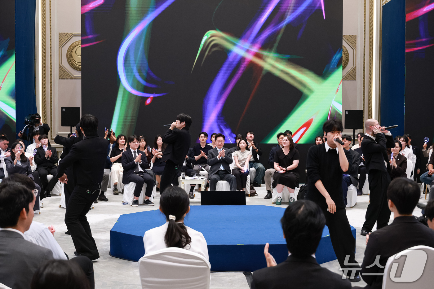 (서울=뉴스1) 이재명 기자 = 이재명 대통령이 19일 청와대 영빈관에서 열린 청년 오픈마이크에서 비트박스 그룹 비트펠라 하우스의 공연을 바라보고 있다. (청와대통신사진기자단) 2 …