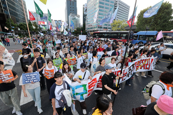 "기후위기 부담, 미래에 전가 말라"…광화문 도로에 드러누운 시민들