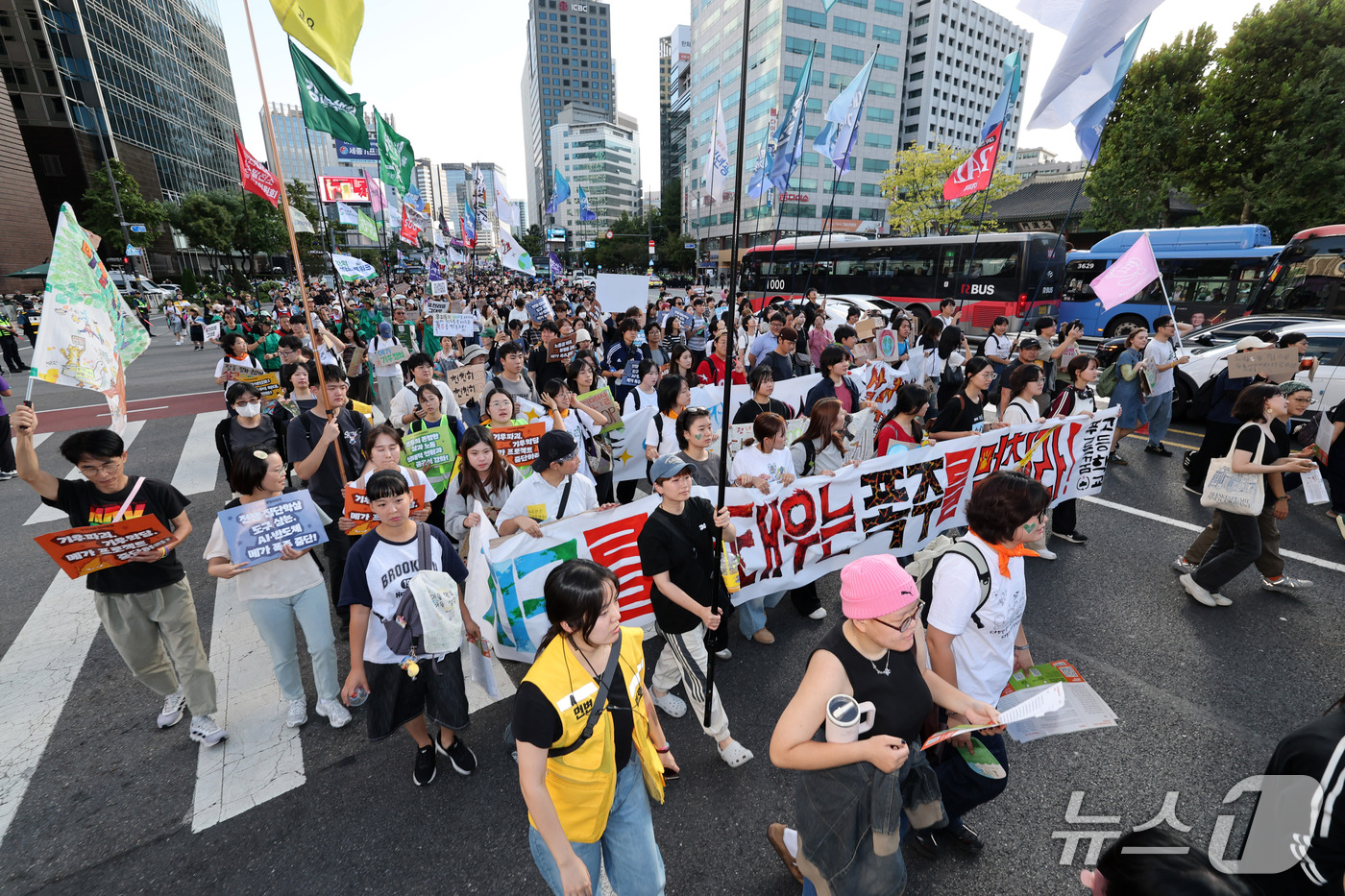 (서울=뉴스1) 박세연 기자 = 19일 서울 시청 앞 태평로에서 열린 9.19 기후정의행진 참석자들이 광화문광장 방향으로 행진을 하고 있다. 2026.9.19/뉴스1