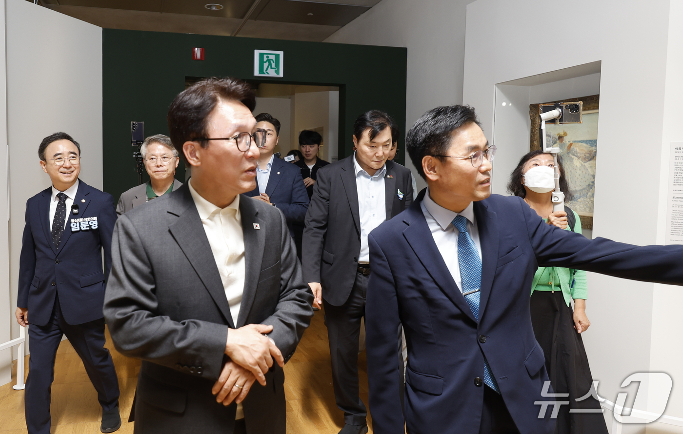 (광주=뉴스1) 김태성 기자 = 김민석 더불어민주당 대표가 19일 전남광주통합특별시 국립아시아문화전당을 찾아 김상욱 전당장과 함께 전시장을 둘러보고 있다. 2026.9.19/뉴스1 …