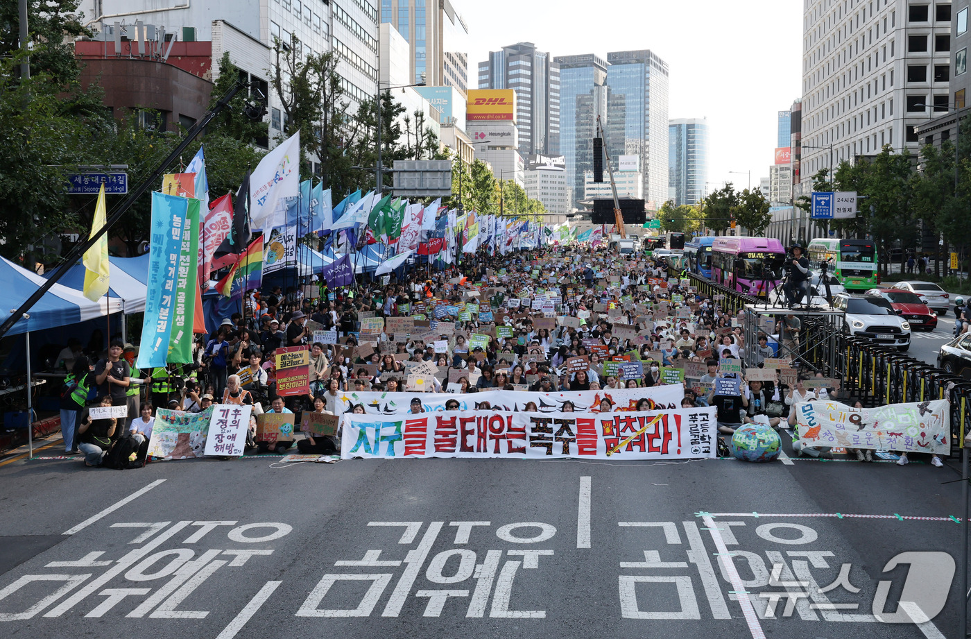 (서울=뉴스1) 박세연 기자 = 19일 서울 시청 앞 중구 태평로에서 열린 9.19 기후정의행진 참석자들이 구호를 외치고 있다. 2026.9.19/뉴스1