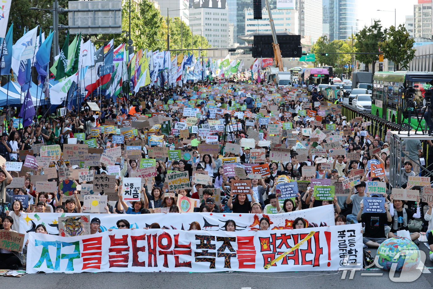 (서울=뉴스1) 박세연 기자 = 19일 서울 시청 앞 중구 태평로에서 열린 9.19 기후정의행진 참석자들이 구호를 외치고 있다. 2026.9.19/뉴스1