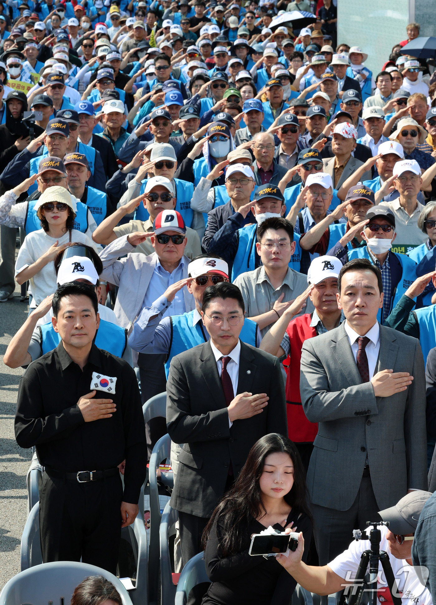 (서울=뉴스1) 박세연 기자 = 장동혁 국민의힘 대표가 19일 서울 종로구 경복궁역 1번 출구 앞에서 열린 사관학교 폐교 저지 범국민 궐기대회에서 참석자들과 함께 국민의례를 하고 …