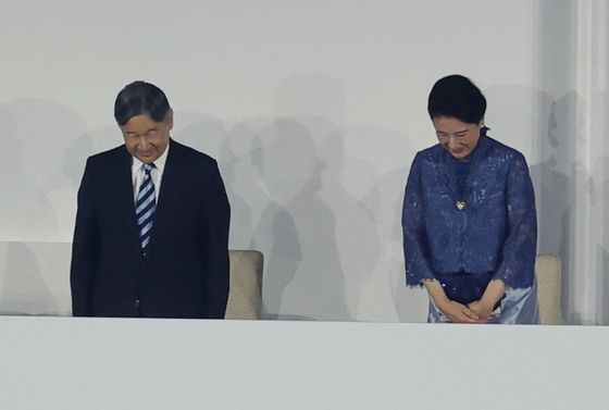 개회식 참석한 나루히토 일왕·마사코 왕비
