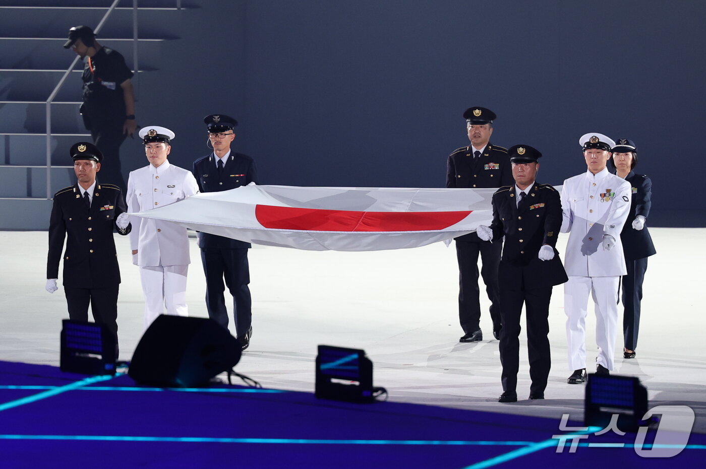 본문 이미지 - 19일 오후 일본 나고야 팔로마 미즈호 스타디움에서 열린 2026 아이치·나고야 아시안게임 개회식에서 개최국인 일본 국기가 입장하고 있다. 2026.9.19 ⓒ 뉴스1 안은나 기자