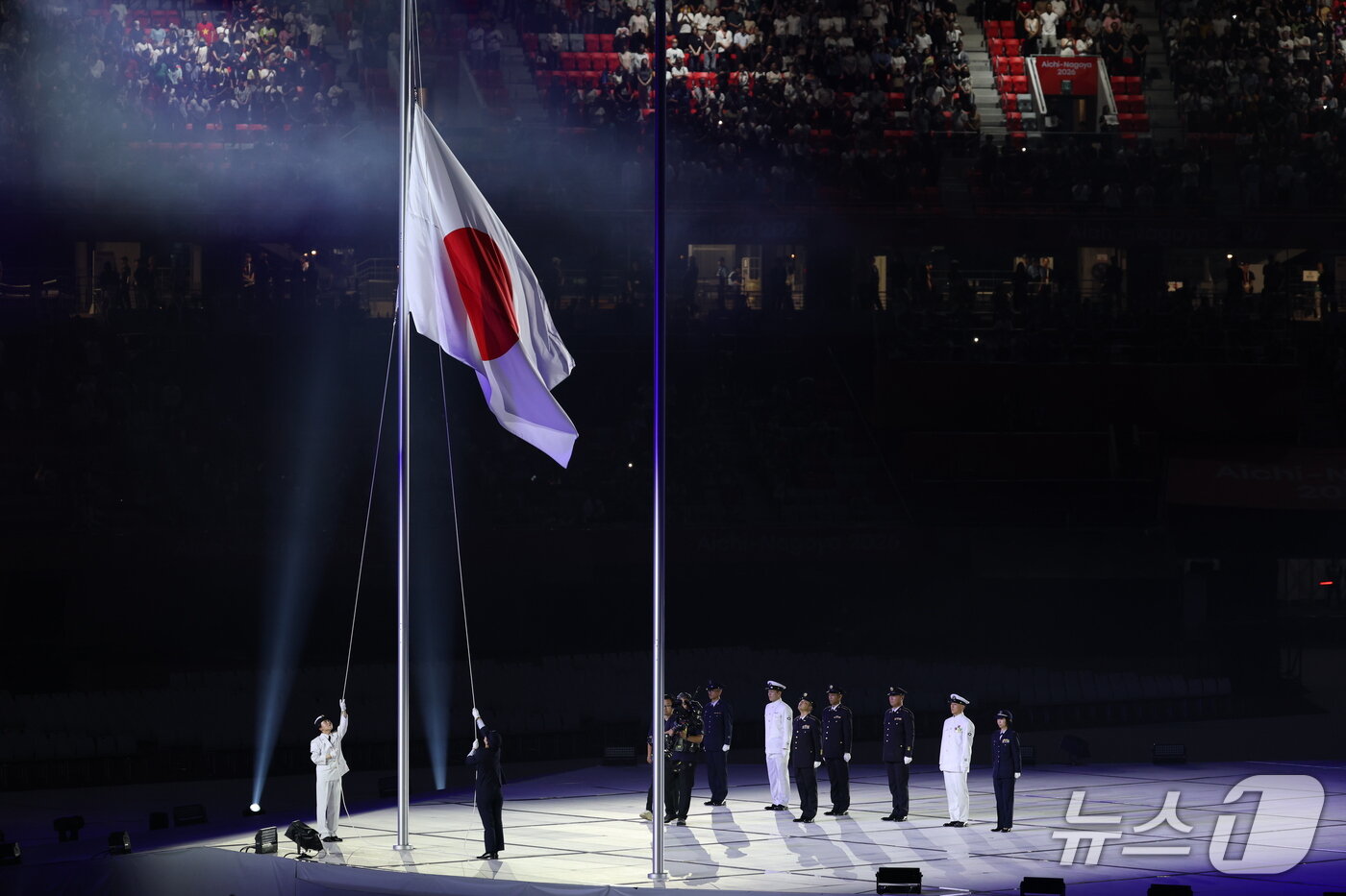 본문 이미지 - 19일 오후 일본 나고야 팔로마 미즈호 스타디움에서 열린 2026 아이치·나고야 아시안게임 개회식에서 개최국인 일본 국기가 게양되고 있다. 2026.9.19 ⓒ 뉴스1 안은나 기자