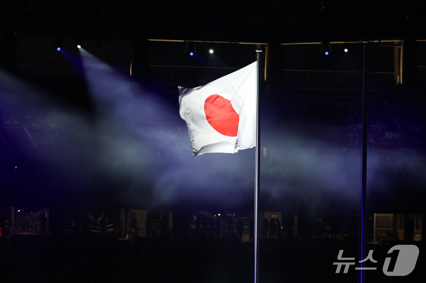 (나고야=뉴스1) 안은나 기자 = 19일 오후 일본 나고야 팔로마 미즈호 스타디움에서 열린 2026 아이치·나고야 아시안게임 개회식에서 개최국인 일본 국기가 게양되고 있다. 202 …